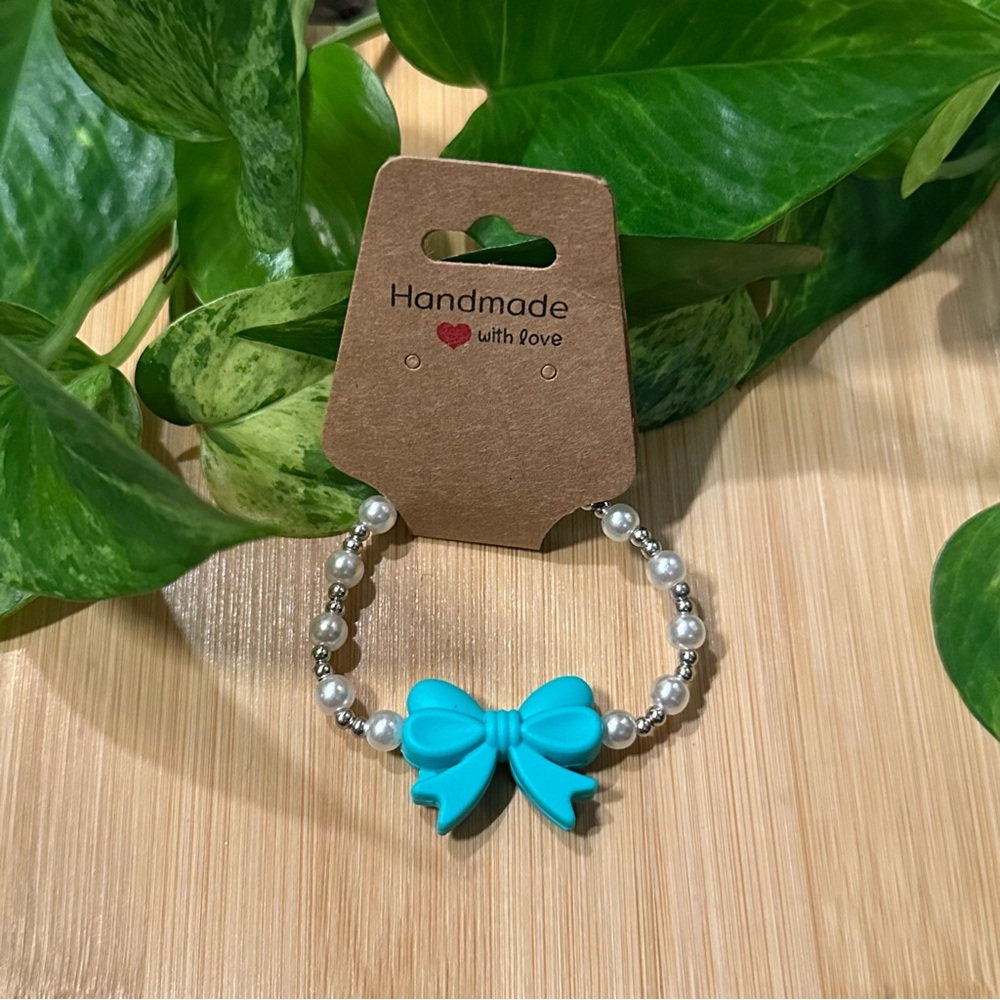✨Kids’ Pearl & Silver Stretchy Beaded Bracelet | Handmade | Silicone Bow Accent🎀